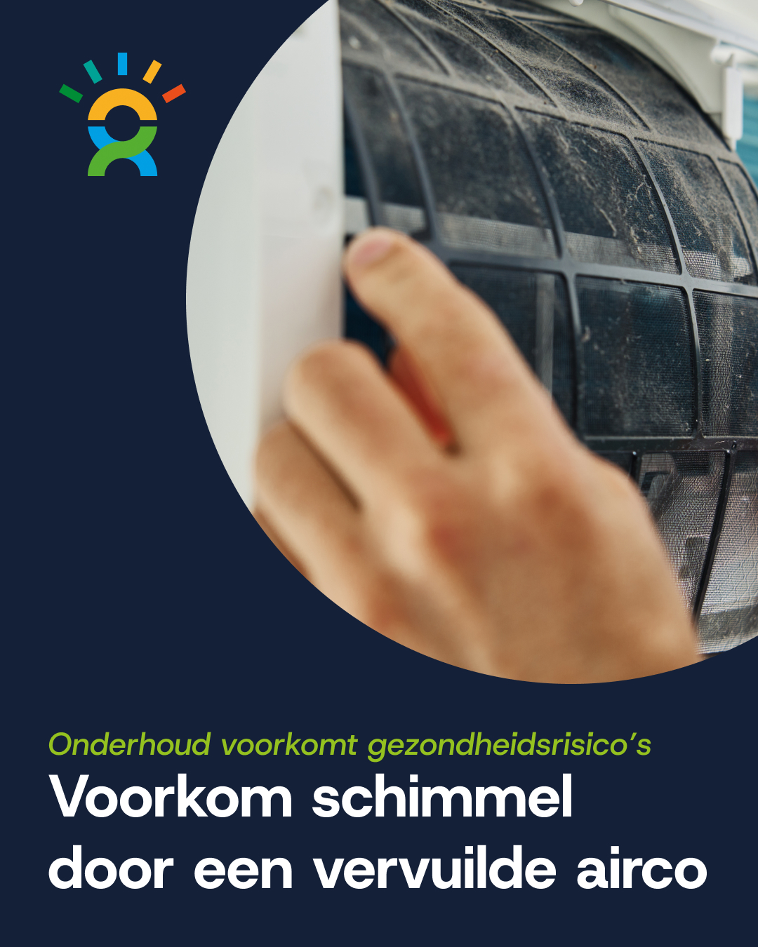 Schimmelvorming in huis Een foto van een hand bij het onderhouden van een airco. Zo voorkom je namelijk schimmelvorming in huis door slecht onderhoud.