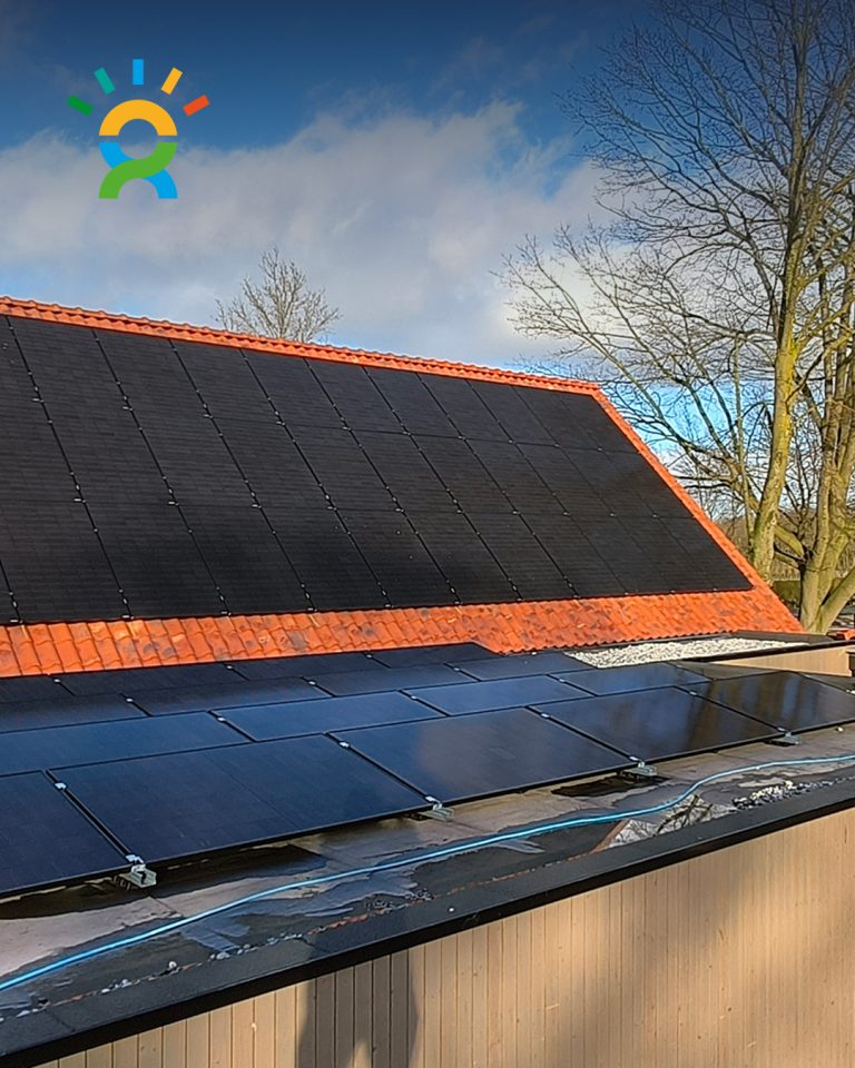 Zonnepanelen op het dak van een restaurant in Schaijk als onderdeel van verduurzaming en slimme energieoplossingen door De Groene Generatie.