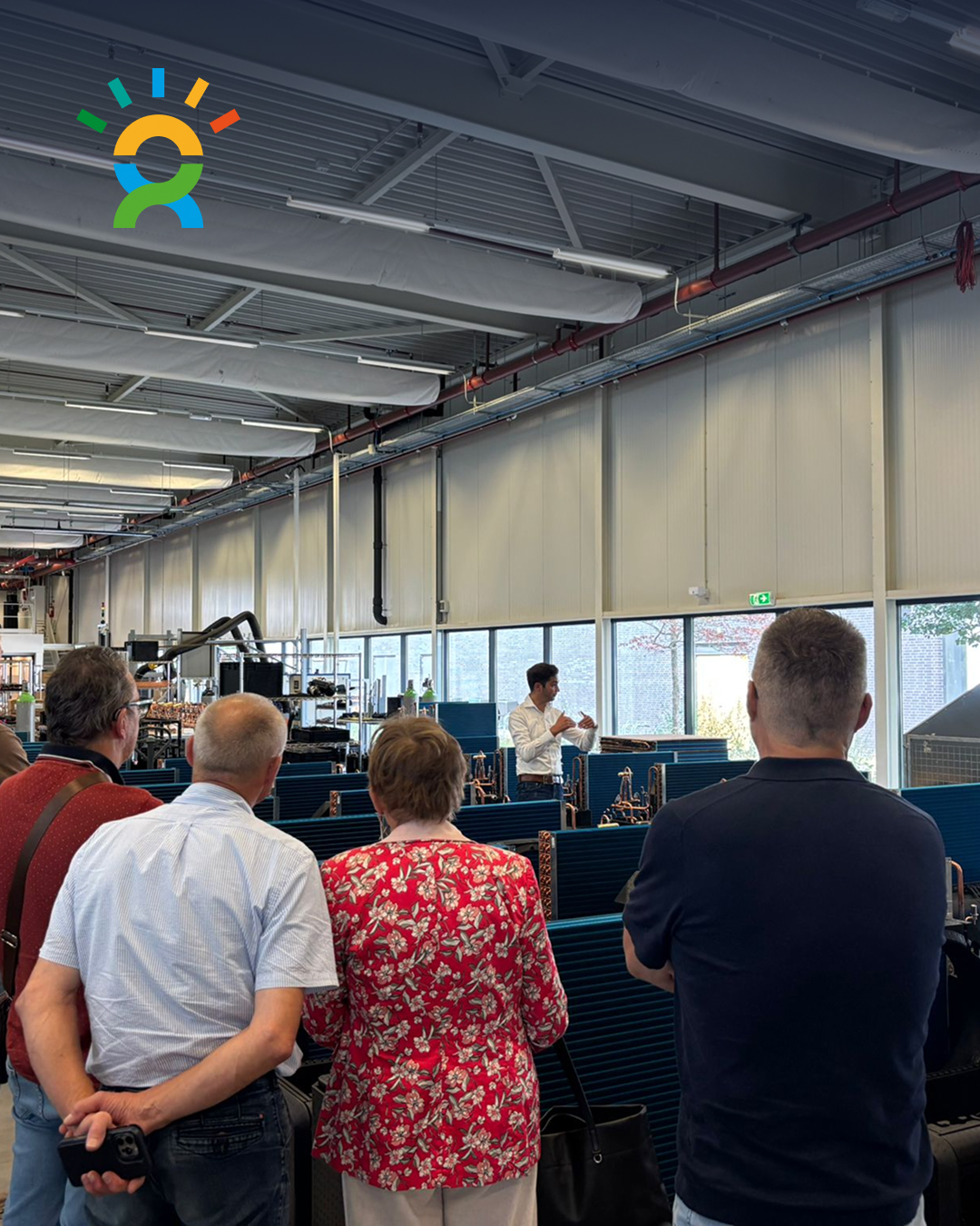 weheat-foto-website Bezoekers tijdens een rondleiding door de WeHeat fabriek, georganiseerd door De Groene Generatie, waar ze uitleg krijgen over warmtepompen en productie.