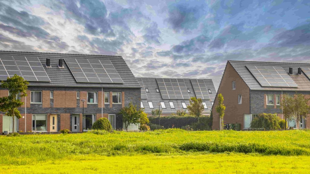 Een voorbeeld van rijtjeswoningen die eventeel getroffen kunnen worden door het afschaffen van de salderingsregeling.