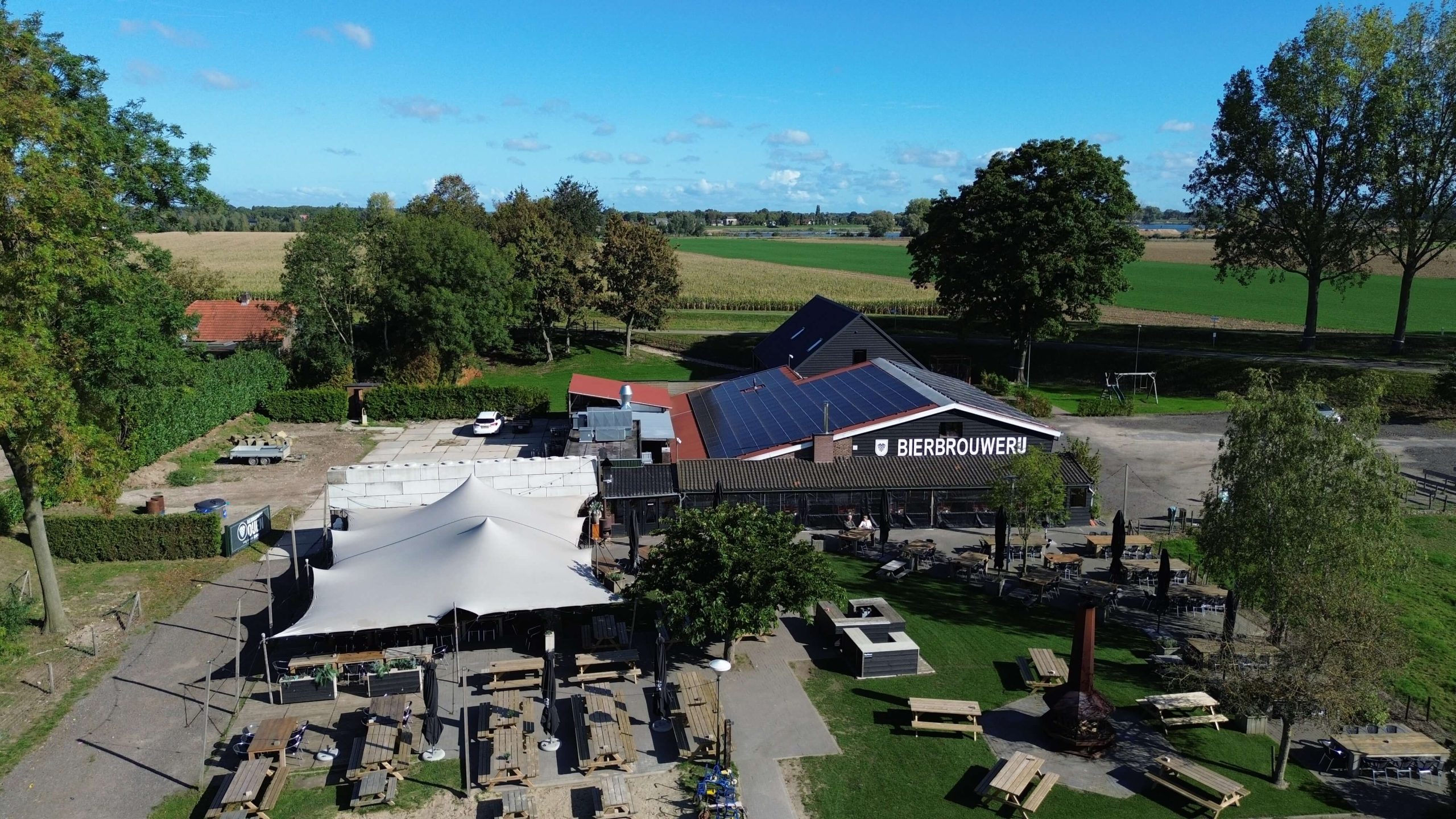 Peakshaving bij Ooijen Een luchtfoto bij bierbrouwerij Ooijen voor het project gericht op Peakshaving.