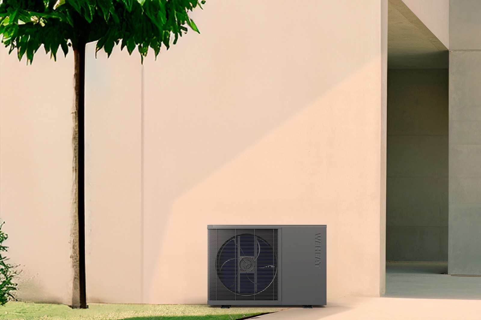 Weheat warmtepomp buitenunit bij moderne woning, stil en energiezuinig verwarmen met Weheat Flint